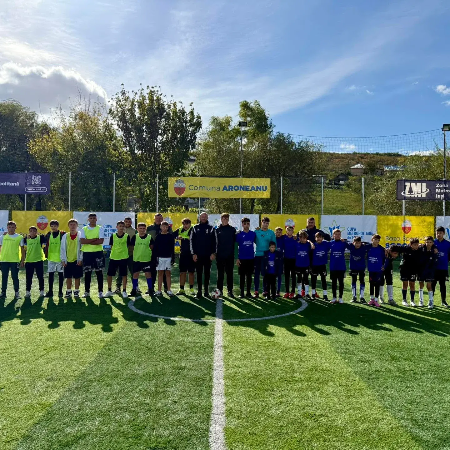 Echipele aliniate la centrul terenului la deschiderea primei ediții a Cupei Metropolitane de Fotbal U15, ADI Zona Metropolitană Iași, Baza Sportivă Șorogari