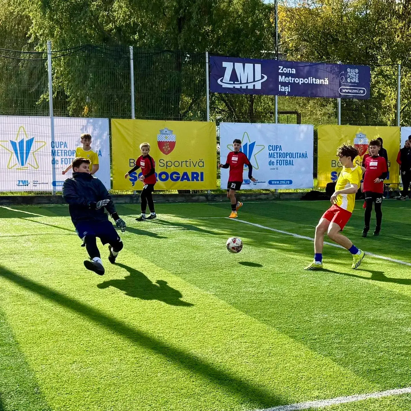 Portarul iese în întâmpinarea atacantului într-o fază de joc la Cupa Metropolitană de Fotbal U15 2025, organizată de ADI Zona Metropolitană Iași