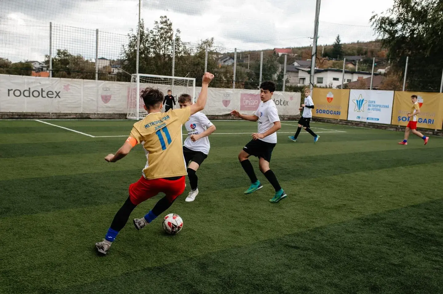 Duel pentru minge între jucători U15 la Cupa Metropolitană de Fotbal U15 2025, organizată de ADI Zona Metropolitană Iași