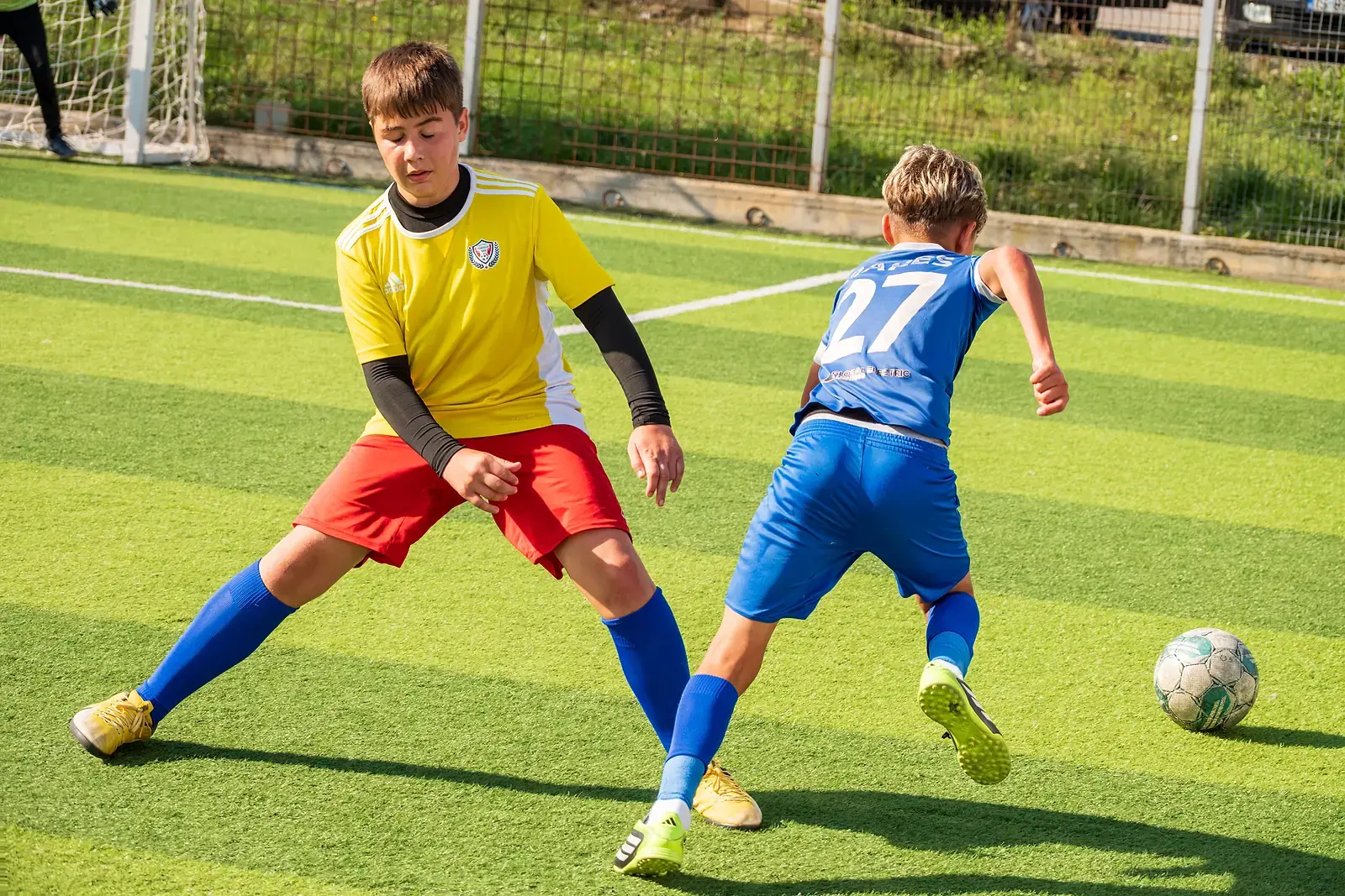 Duel pentru minge între doi jucători la Cupa Metropolitană de Fotbal U15, Baza Sportivă Șorogari