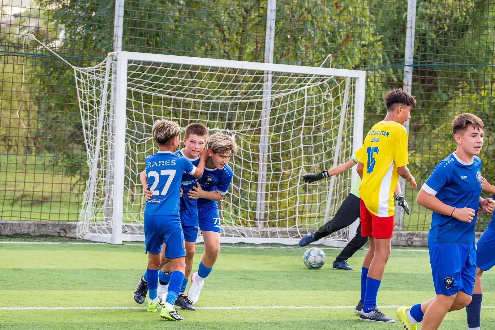 Jucători în echipament albastru se bucură după un gol la Cupa Metropolitană de Fotbal U15 2026