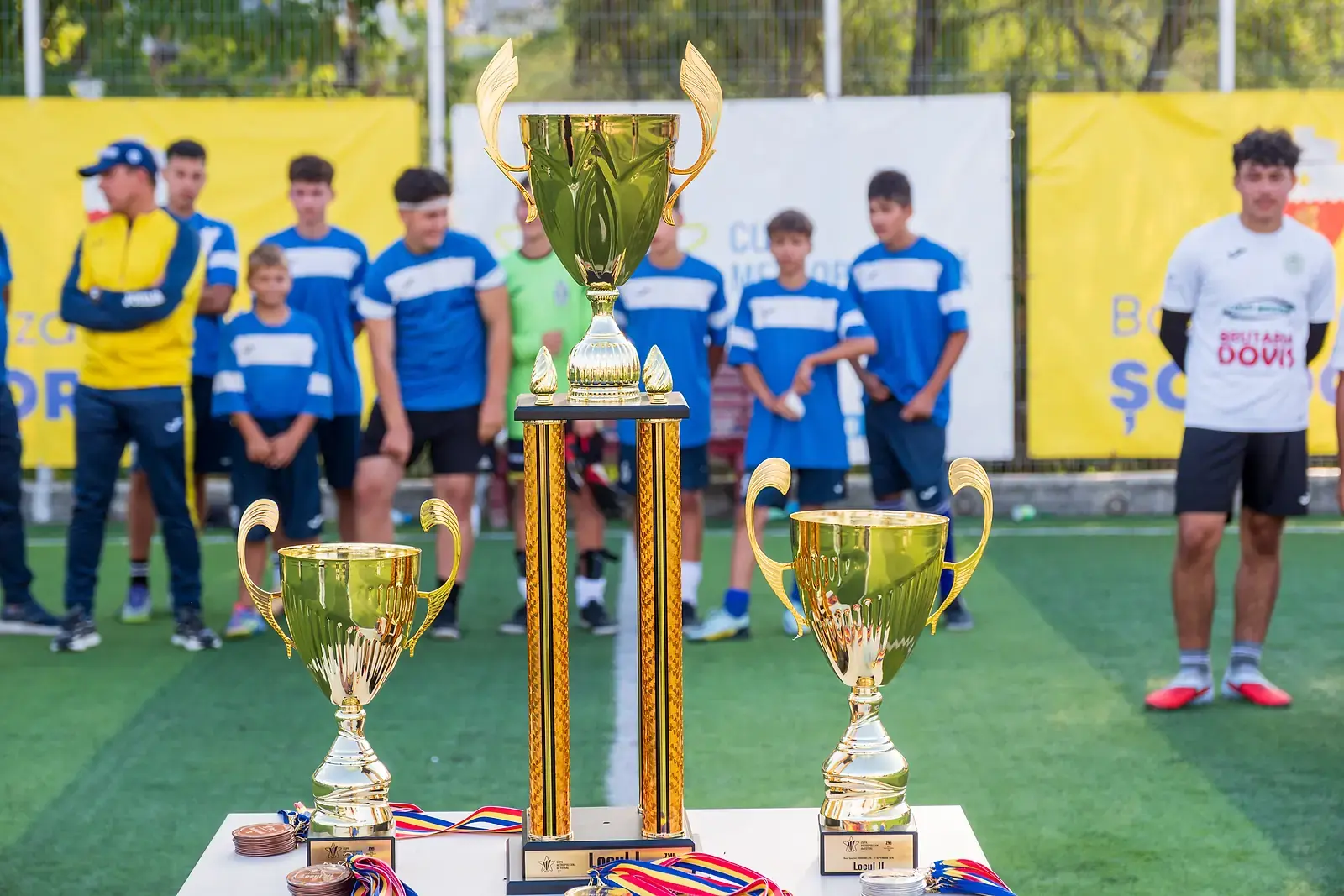 Trofeele Cupei Metropolitane de Fotbal U15 2026 pregătite pentru festivitatea de premiere